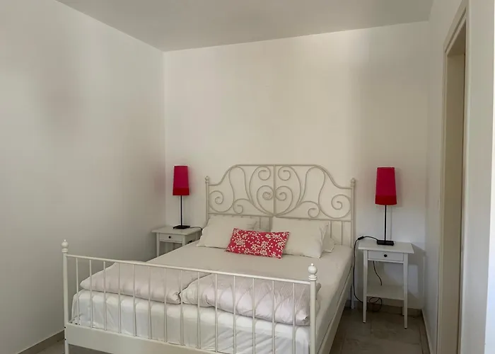 'a Paradise On Earth' Seaside - Says Netflix *